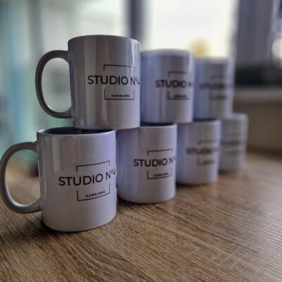 Tass ettevõtte logoga